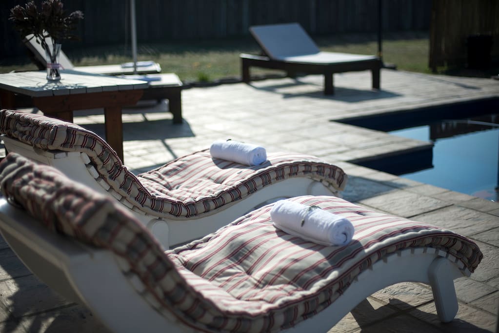 Pool
side loungers