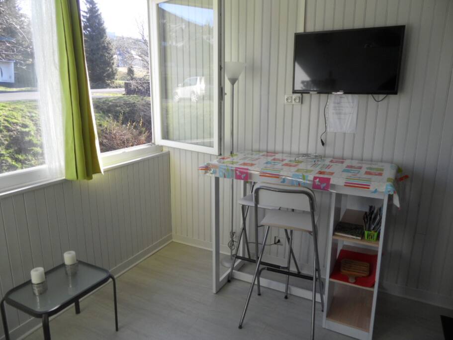 Espace repas sur une table bar