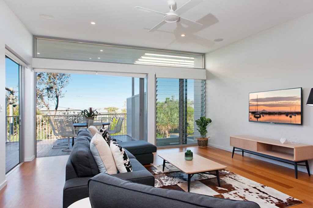 LOUNGE TO BALCONY