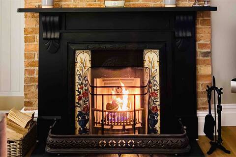 Cosy, stylish seaside apartment -open log fire