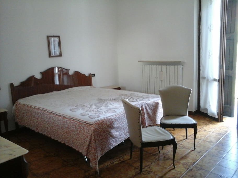 Camera 1 di 3