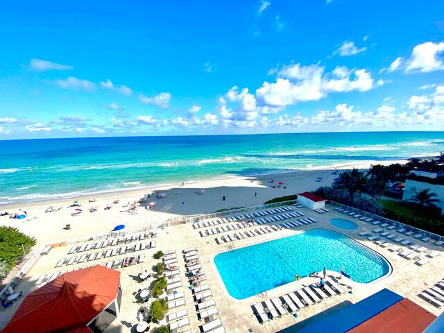 OCEANFRONT condo+ Balcony,ON THE BEACH! WOW