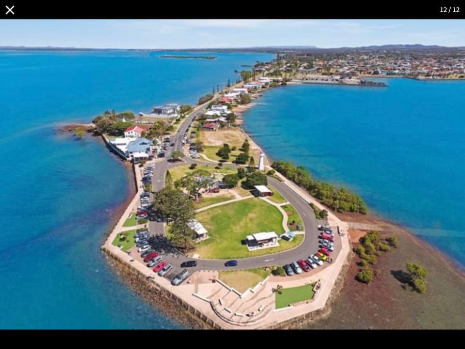 Aerial photo of Cleveland Point. 5 minute drive or an easy 20 minute walk to the best fish n chips in town then finish off with an ice cream and sit in the parklands and watch the world go by.