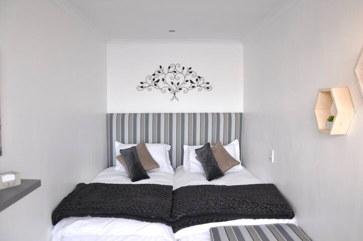 Lalapanzi lower deck gallery image 3