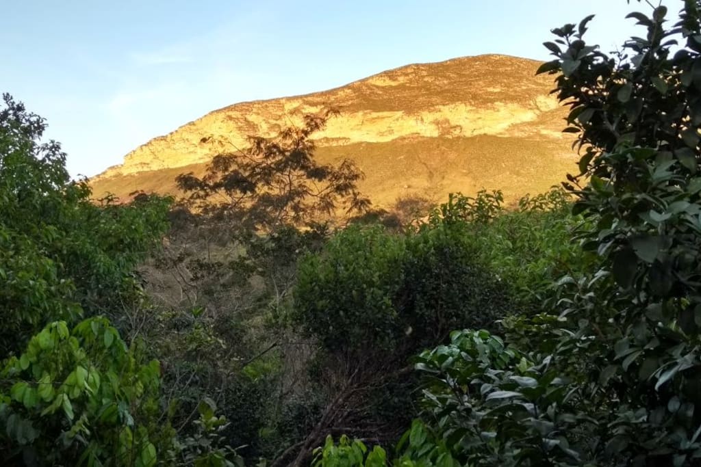 Por do sol refletindo na montanha