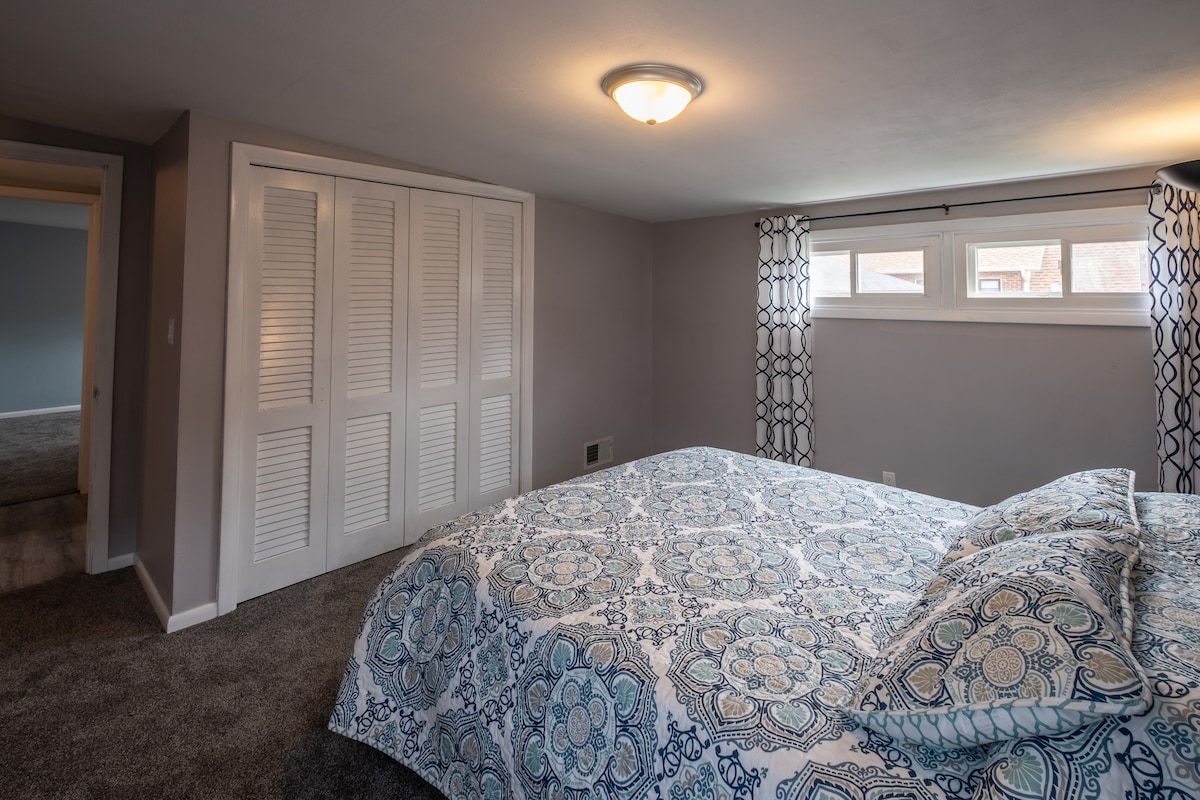 ห้องนอนที่ 2 ชั้นบน (ควีนไซส์)