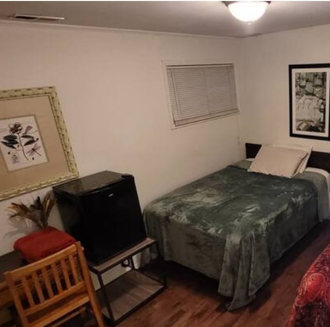 Veľká izba s manželskou posteľou. Dvojlôžko je možné pridať len pre tretiu osobu v izbe, ktorá zaplatí poplatok za tretiu osobu.