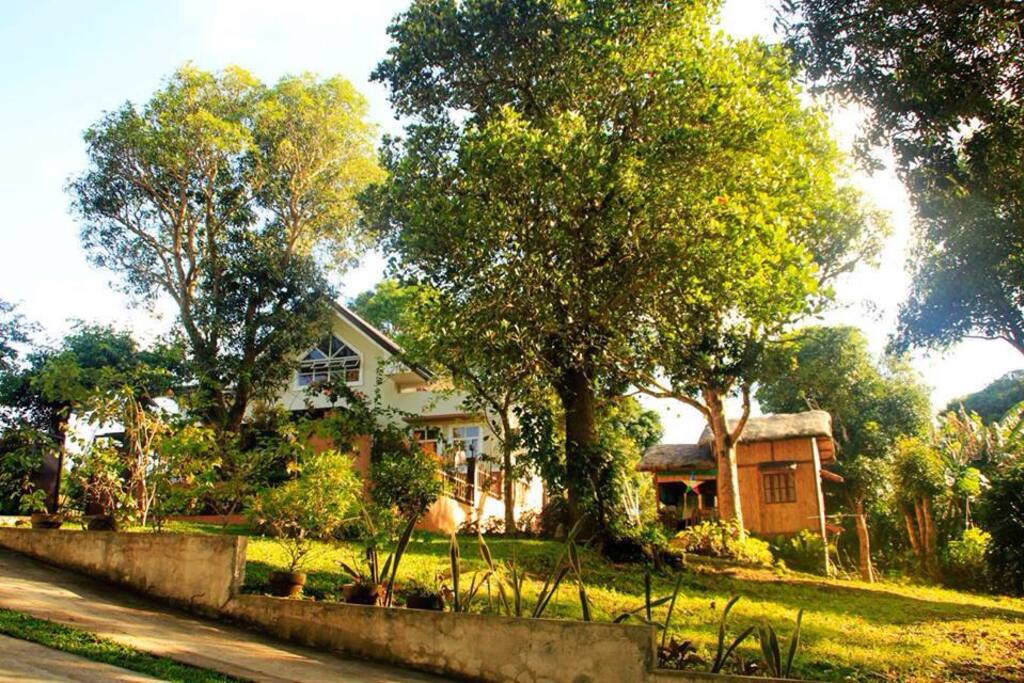 Situated inside a 4,500+sqm property, this 2-storey house has 1 bedroom for 5 guests on the ground floor & an open common attic for 10 guests on the second floor.
Ideal for family reunions, wedding prep & after-event accommodation & team buildings.
