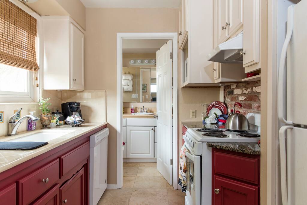 Well equipped kitchen including dishwasher, oven & cooktop