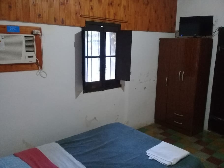 Amplia habitación con cama matrimonial y cama individual. Con baño privado tv aire acondicionado y wi fi