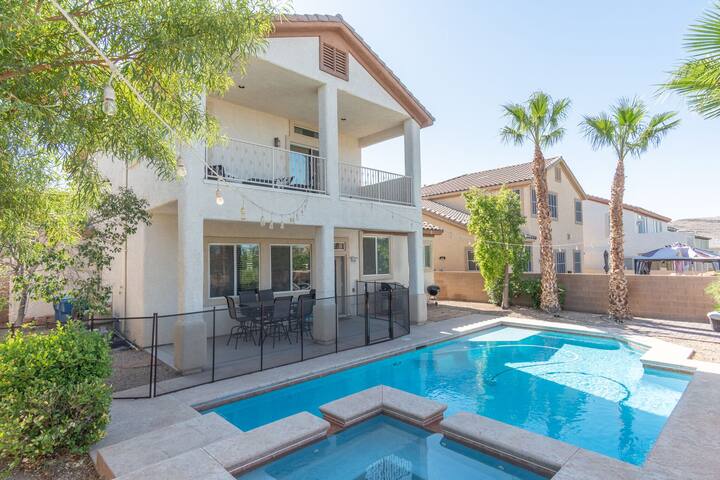 Upscale Fun- Pool, Spa, Balcony- 10 min to Strip