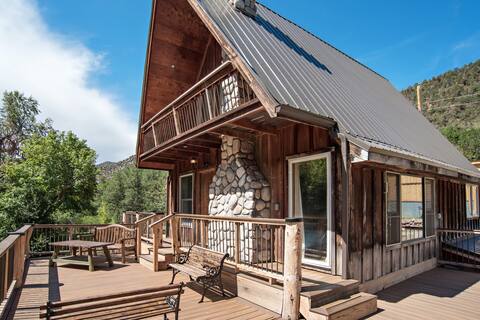 Creekside cabin near Glenwood with outdoor kitchen