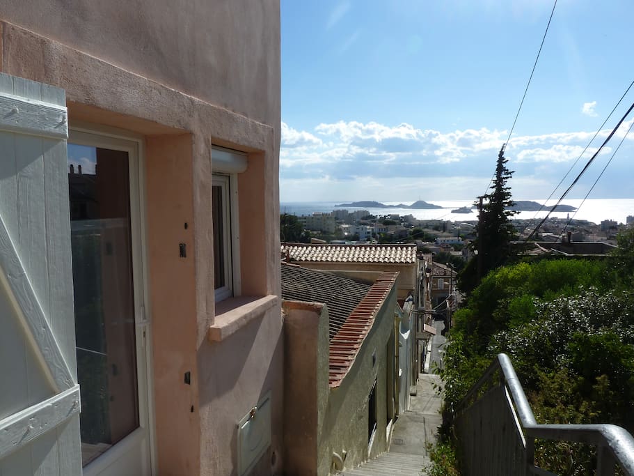 l'entrée de l'appartement et la vue sur la mer et les îles