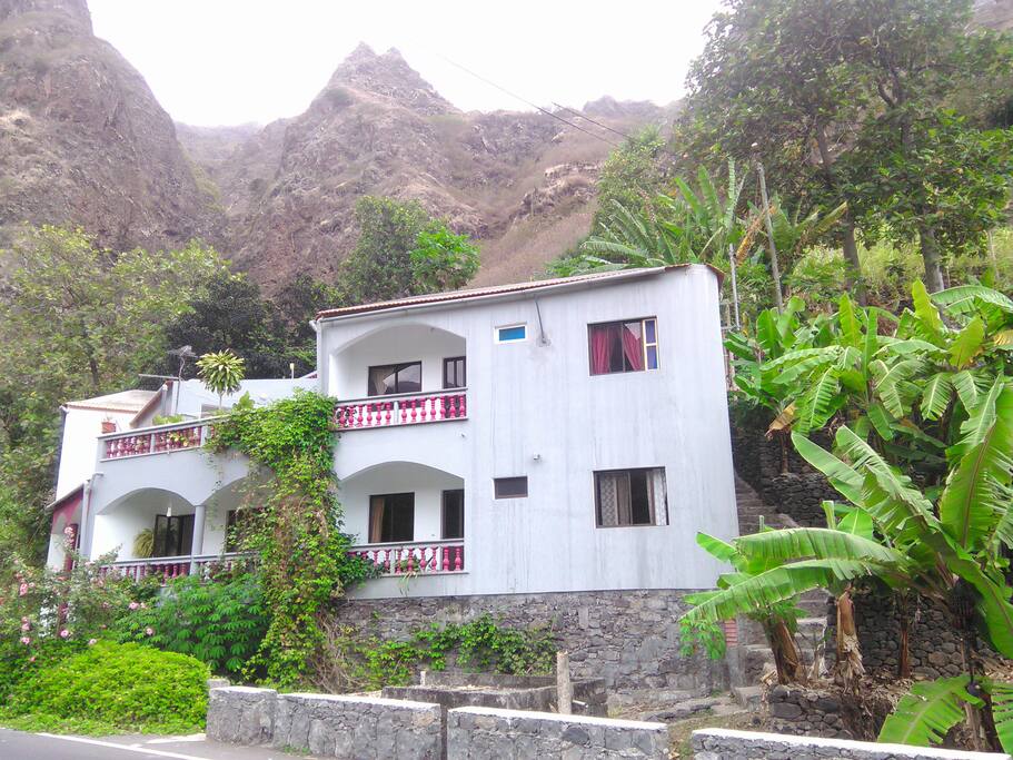 Casa onde se encontra o apartamento a 2.150m da cidade
