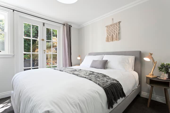 Utečte sa do snov v tejto očarujúcej spálni, kde sa viktoriánska elegancia stretáva s moderným pohodlím.