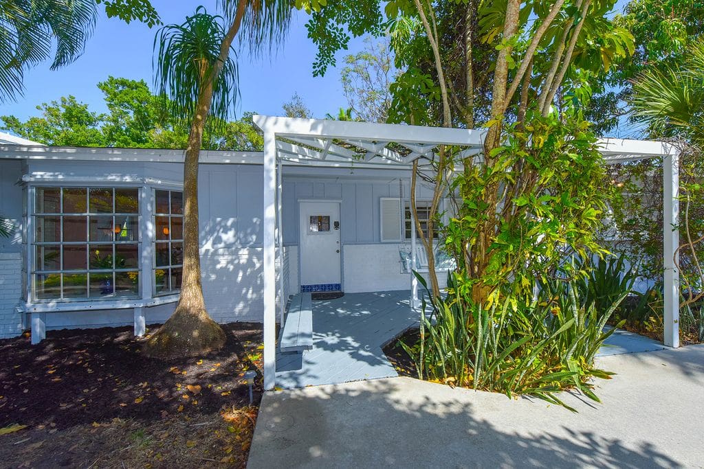 Siesta Key Beach Guesthouse - detail front view