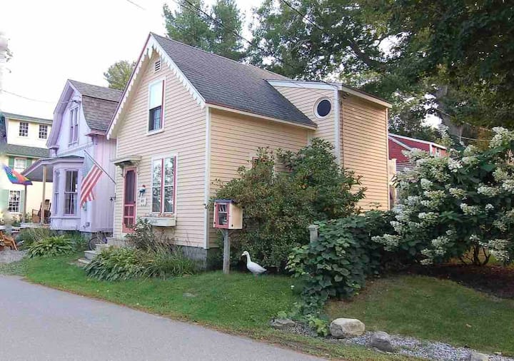 Enjoy water views from our cozy Bayside cottage. Cottages for Rent in