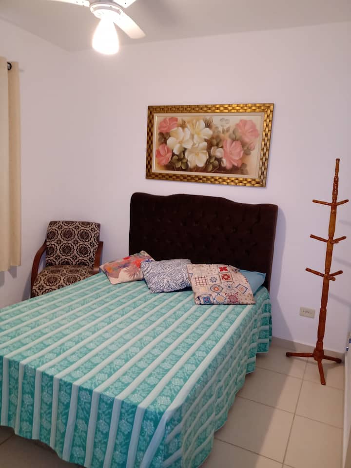 ห้องเตียงใหญ่พร้อมพัดลมเพดาน นอกจากนี้ยังมี armarinho สำหรับวางอุปกรณ์เก้าอี้นวมและไม้แขวนเสื้อแนวตั้ง