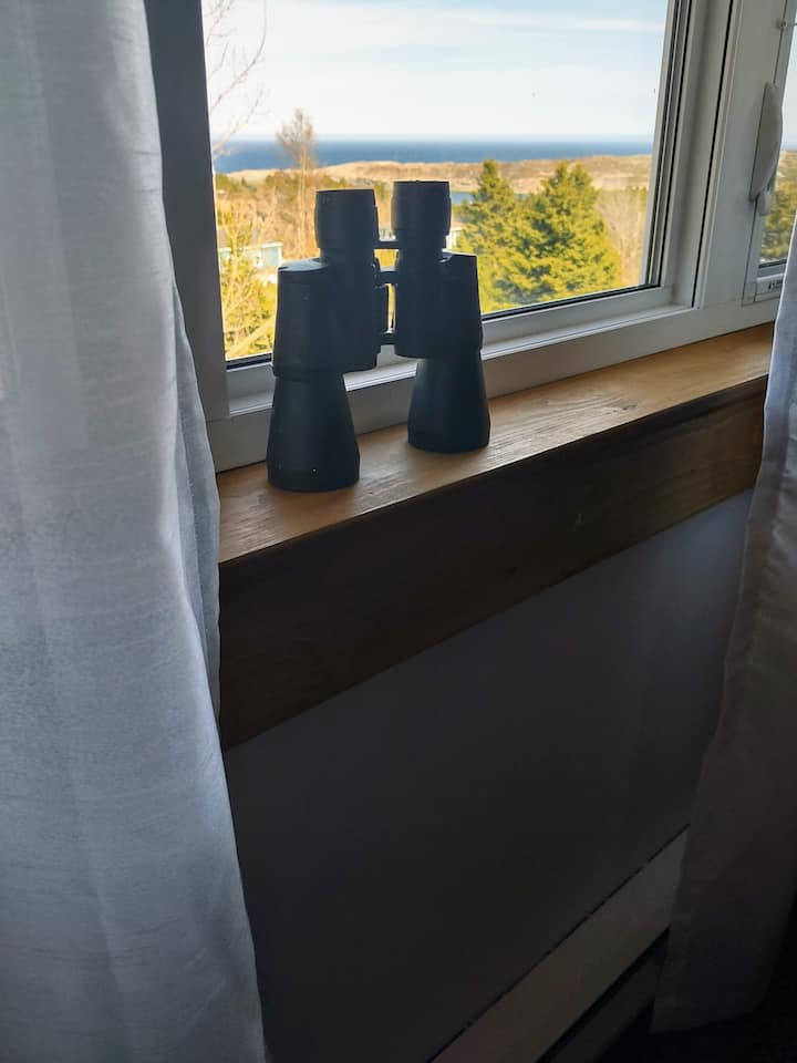 有名なビーマー・オブ・フラトロックを見下ろすと、海への大きな露出があります（素晴らしい散歩やロッククライミングになります）。 波の音に耳を傾けて見て。