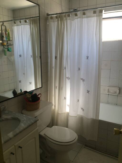 Baño segundo piso con ventana e iluminación