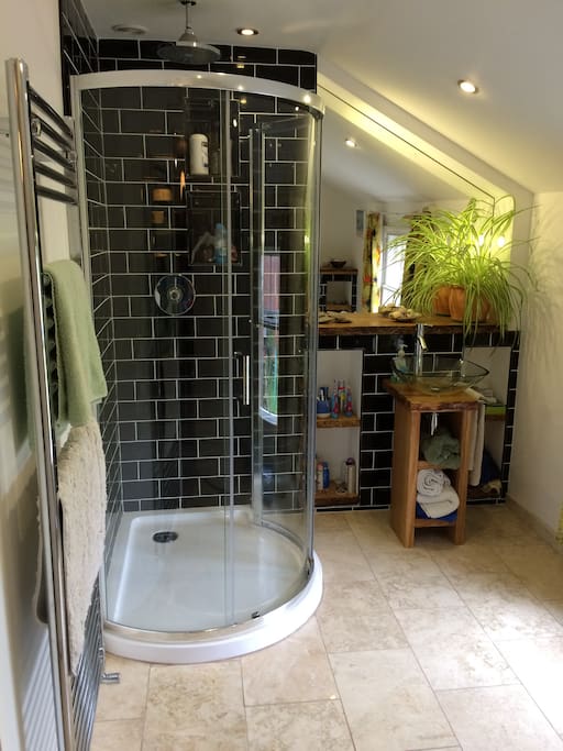 Upstairs bathroom with marble and oak