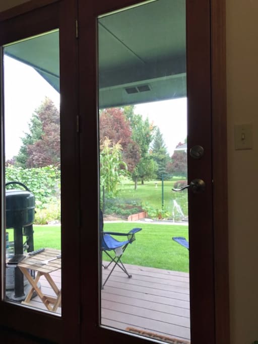 Patio view: yard, garden and golf course (safely located behind the tee box)