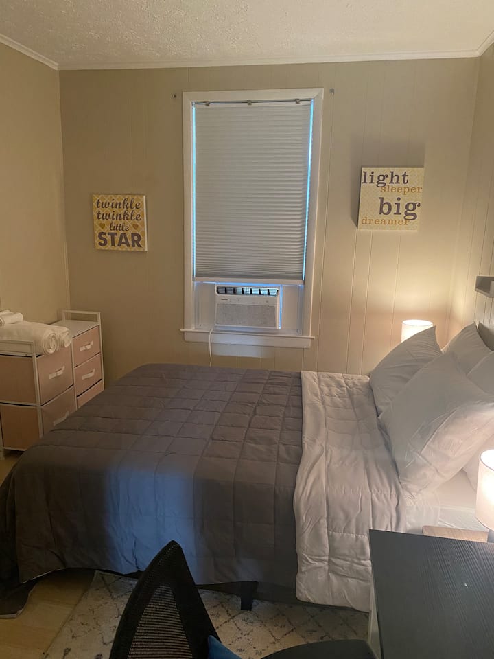 Cama completa, Standa y luces de 2 noches, tocador, vestidor, escritorio y silla 