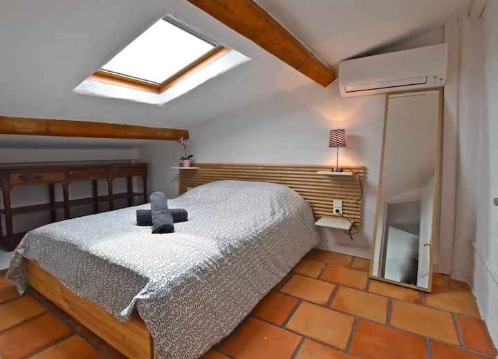 ห้องนอนหลักพร้อมแสงและการตั้งค่าที่แตกต่างกัน