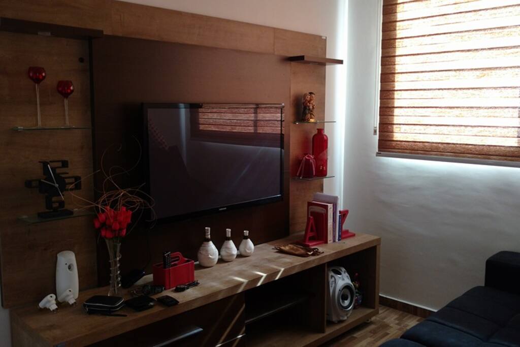 Sofa cama e TV 43 polegadas. Caixa de som para conectar paindrive ou via bluetooth