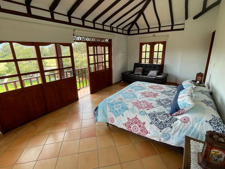 Quarto principal 2 andares; 3 varandas, cama king, sofá-cama de solteiro
