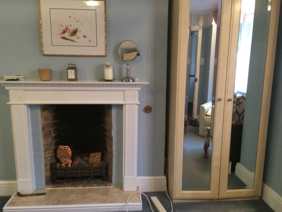 Central heating, air-con and an open fireplace.