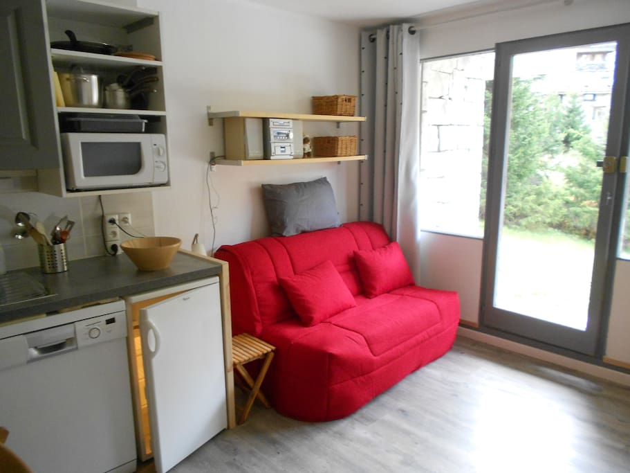 BZ matelas bultex confort avec tiroir de rangements + étagères + TV.