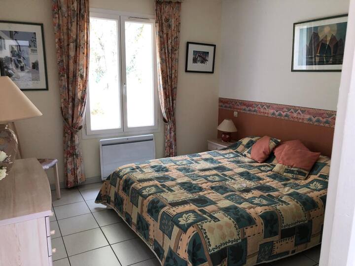 Spálňa 1/3 - Posteľ 160 - Priamy výhľad na les - skrinky s úložným priestorom + komoda na služobné cesty