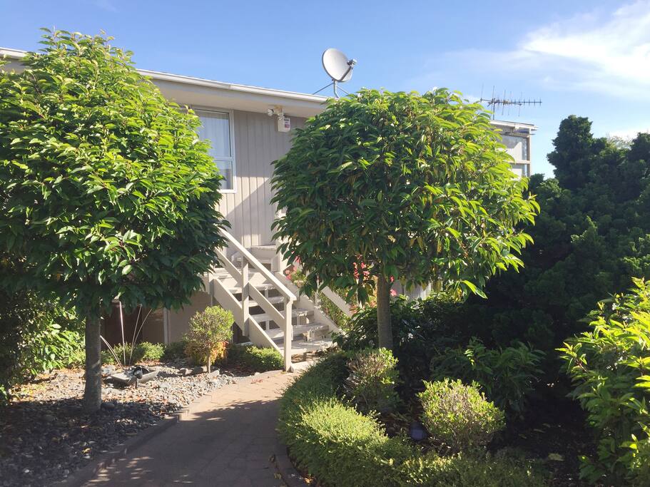 Walking distance to the lake, local shopping centre and town CBD.