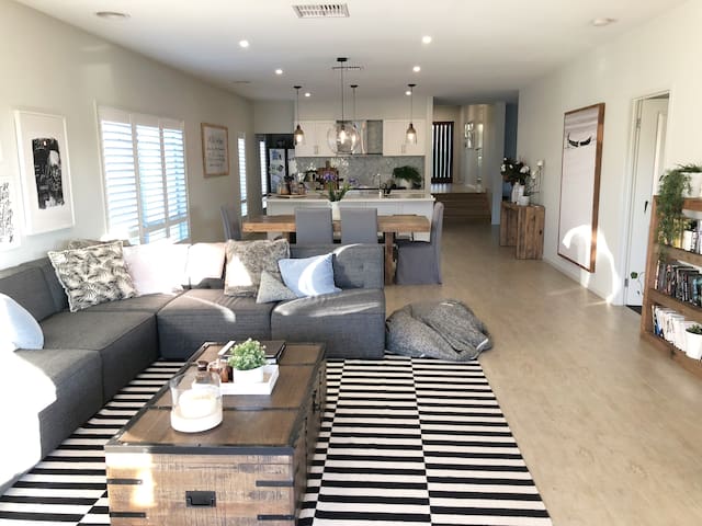 Large Beautiful Home. Central to Melbourne