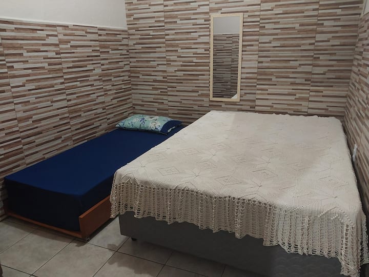 Suite con cama matrimonial y cama auxiliar