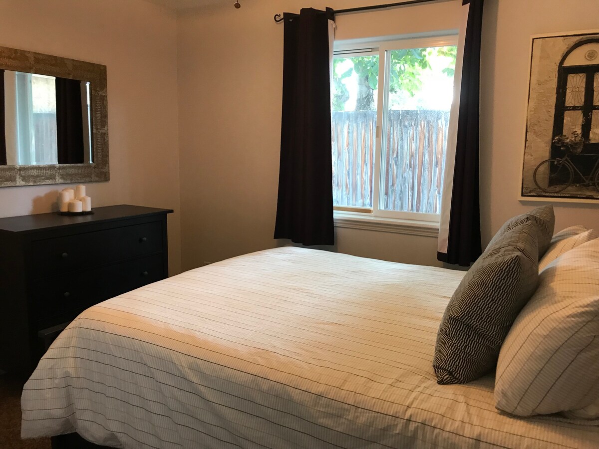 带标准双人床的第二间卧室