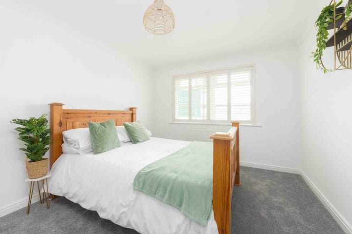 ห้องนอนคู่ถัดจากห้องน้ำสำหรับครอบครัว 