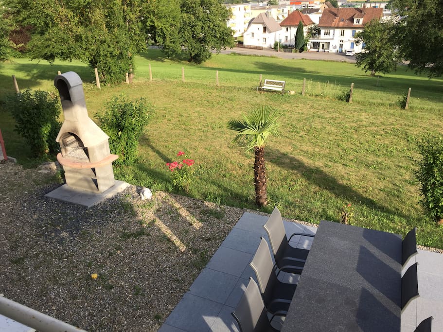 Gartenbereich mit Sicht auf Alpen