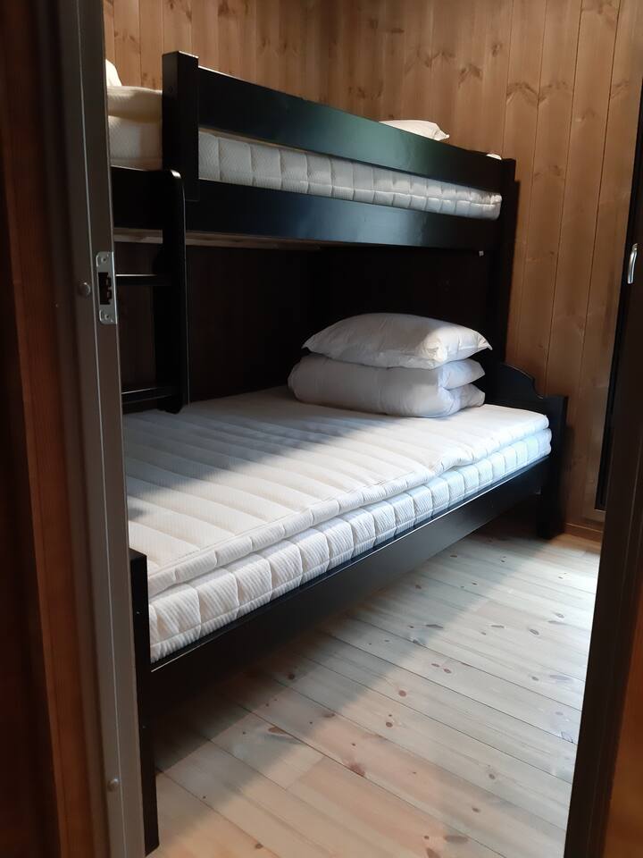 سرير عائلي في غرفة نوم في الطابق الأول.