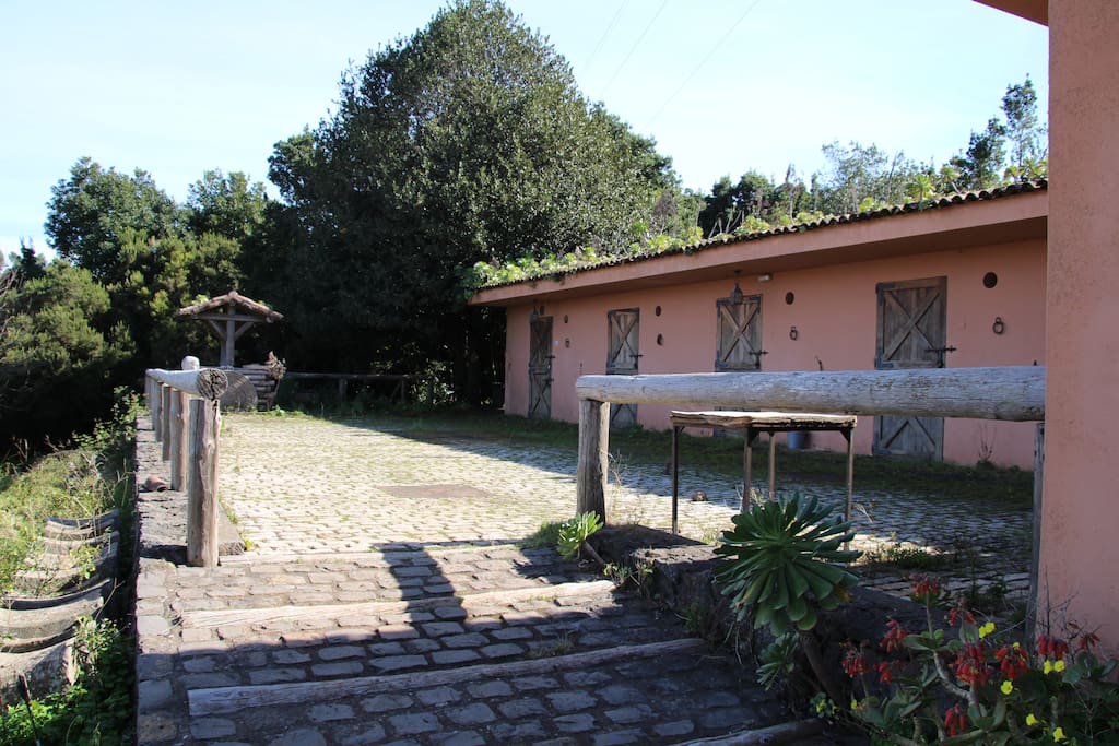 Entrada principal, con el patio, el aljibe y el pozo