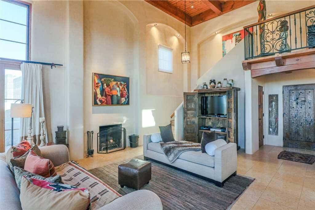 Nothing but the best - A luxurious 2-story home that can sleep up to 4 people (and even a dog), Rising Sun at the Plaza is furni