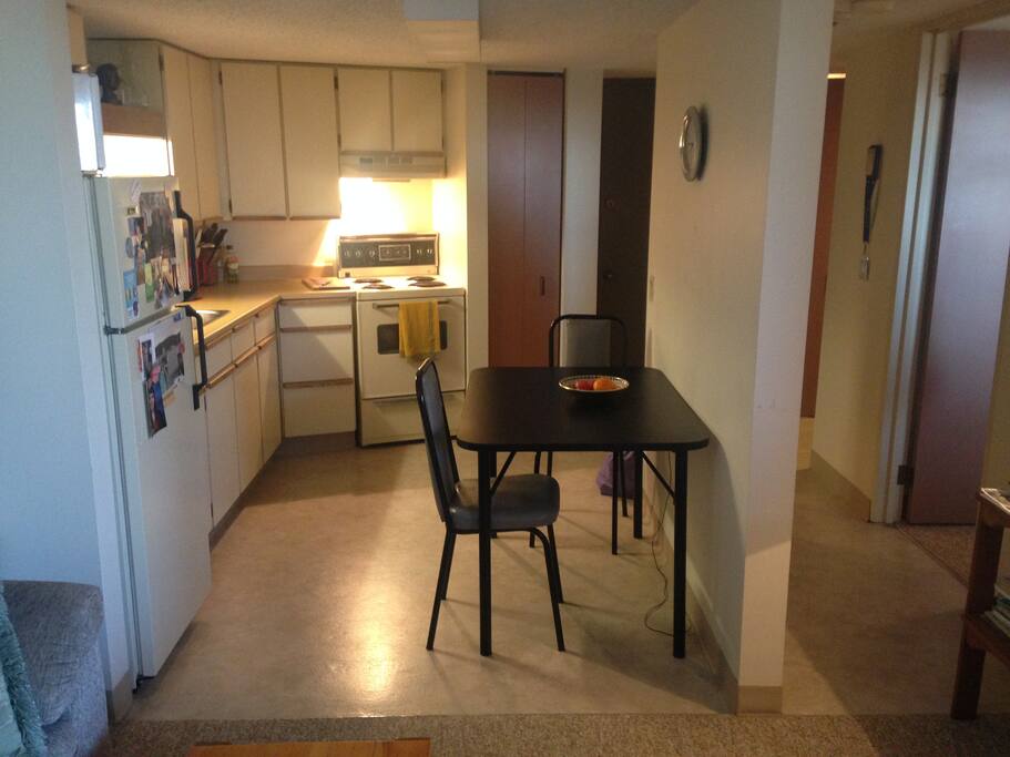 Full kitchen. No dishwasher.