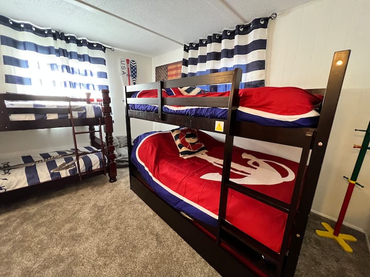 Segundo piso: habitación náutica para niños: ¡Ahoy allí! Echa un vistazo a estas 2 literas con una cama doble. Perfecto para 5 niños