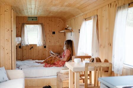 Celá maringotka v krásné přírodě