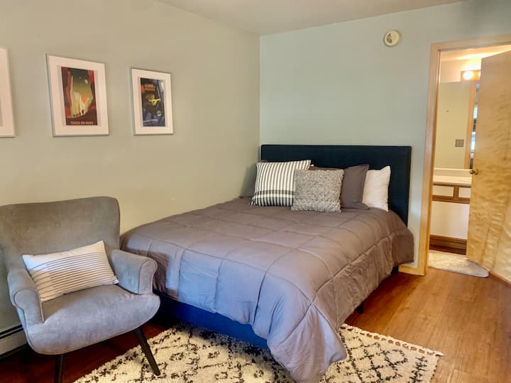 第二间卧室配有标准双人床