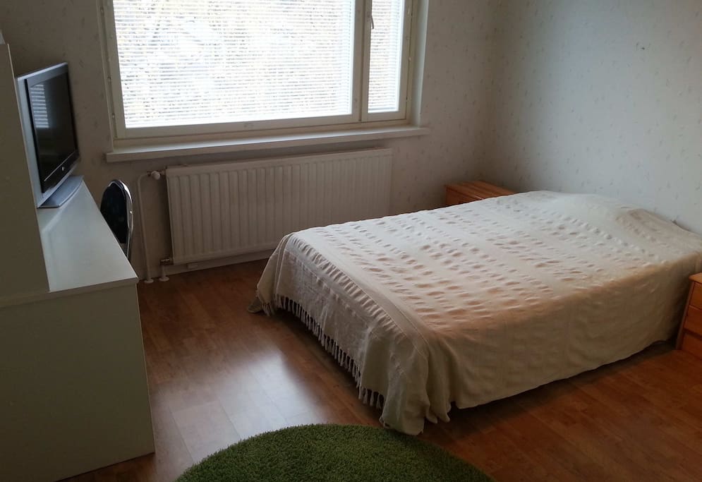 Makkarissa 120cm leveä sänky. Voit käyttää talon tarjoamat lakanat tai tuoda omat.