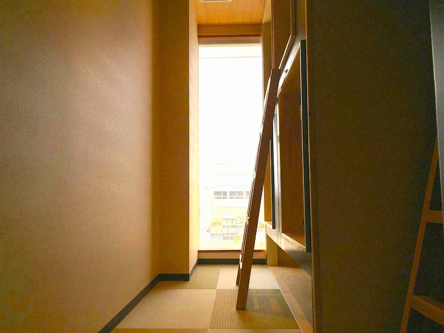 6 capsule Room