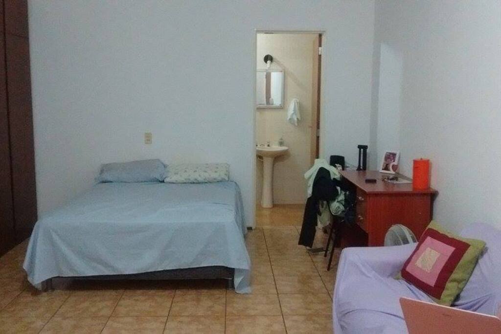 cama de casal, sofá para visitas, escrivaninha