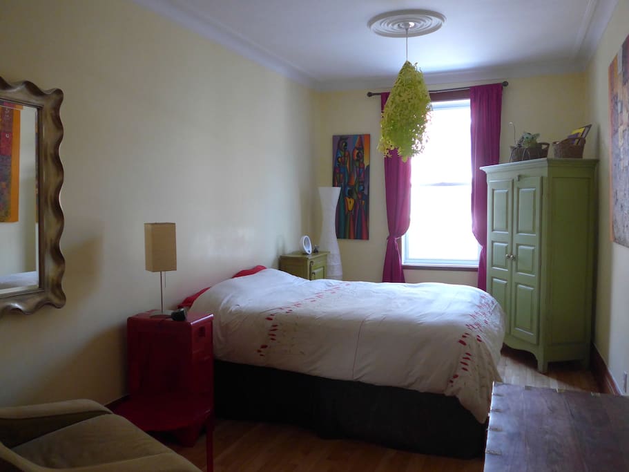 Chambre spacieuse et colorée